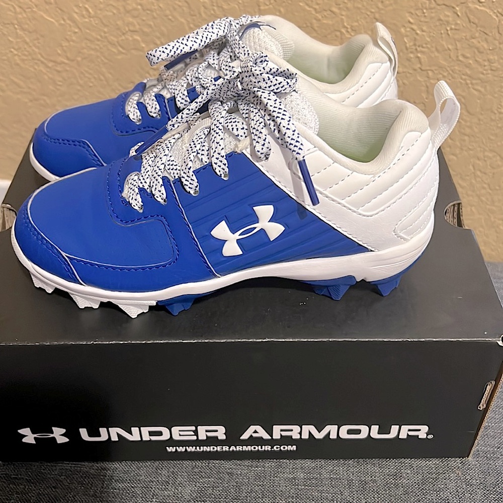 Under Armour Size 13 Boys Leadoff LowRm Sneaker Athletic Wht/BlueBaseball Cleats